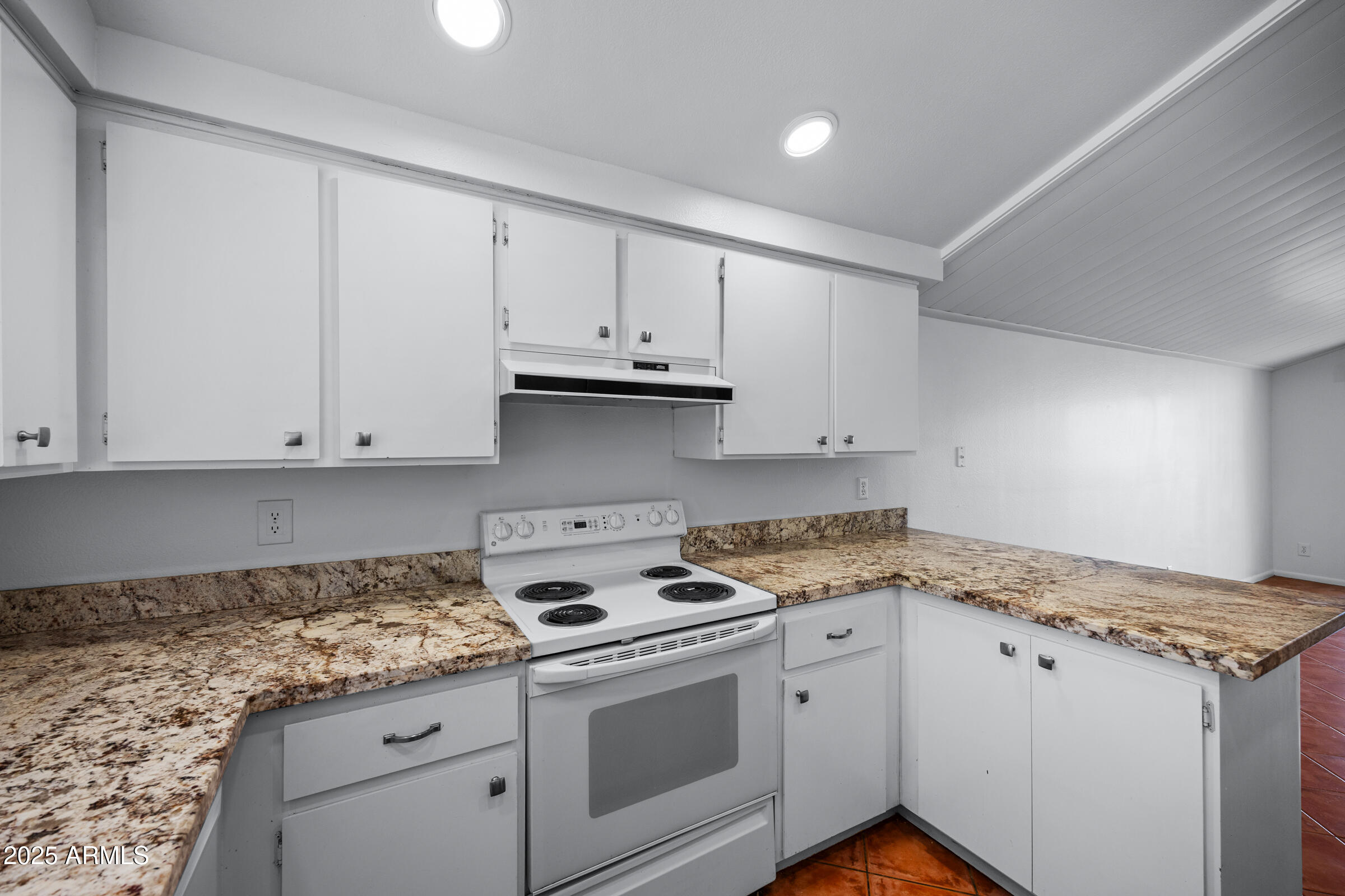 2911 West Cholla Street Phoenix, AZ 85029 - Photo 20 of 43 Kitchen