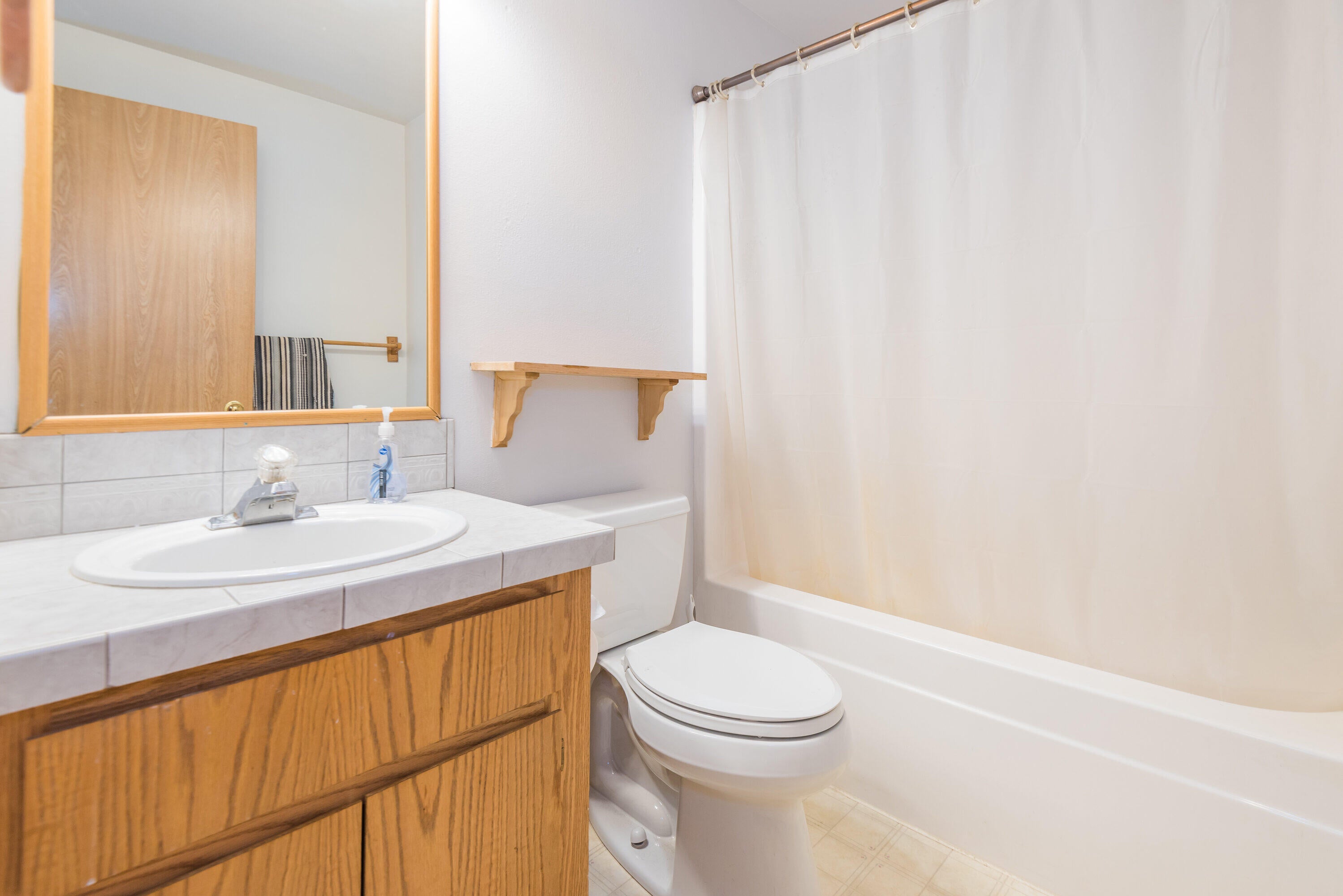 19149 Pumice Butte Road Bend, OR 97702 - Photo 8 of 20 Hall Bathroom