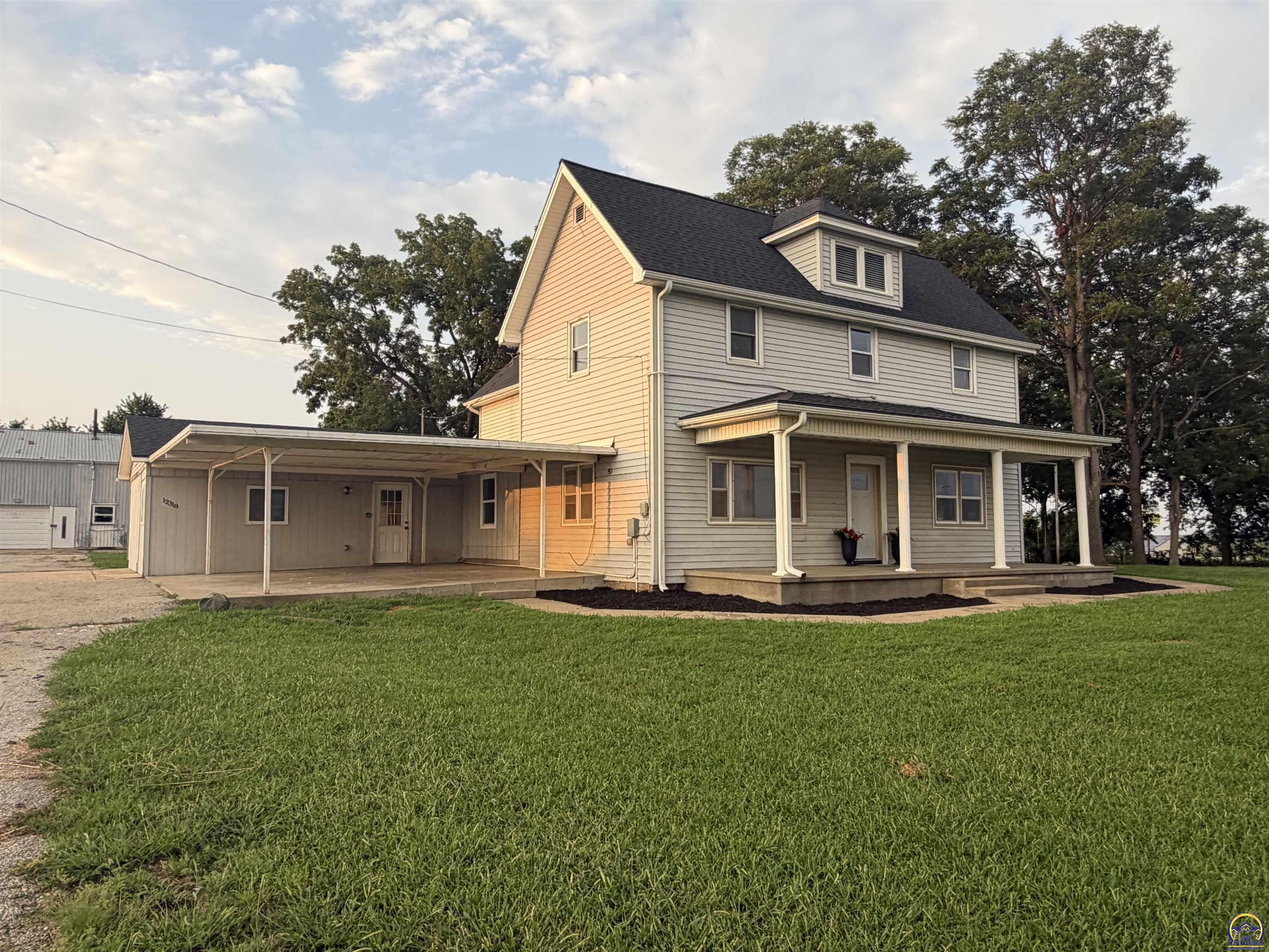 12318 246 Road Holton, KS 66436 - Photo 3 of 70