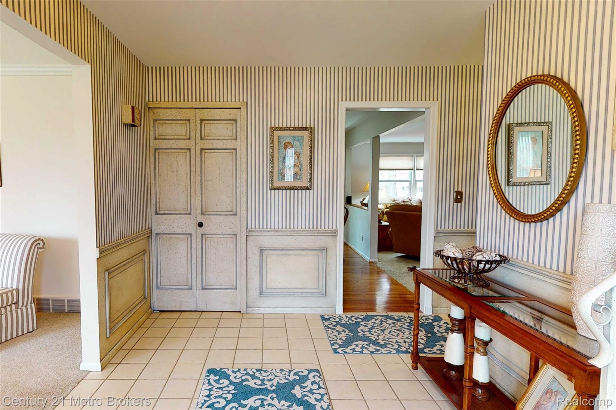 6160 Kings Scepter Road Grand Blanc, MI 48439 - Photo 32 of 55 6160-King-Scepter-Rd-Entryway.jpg
