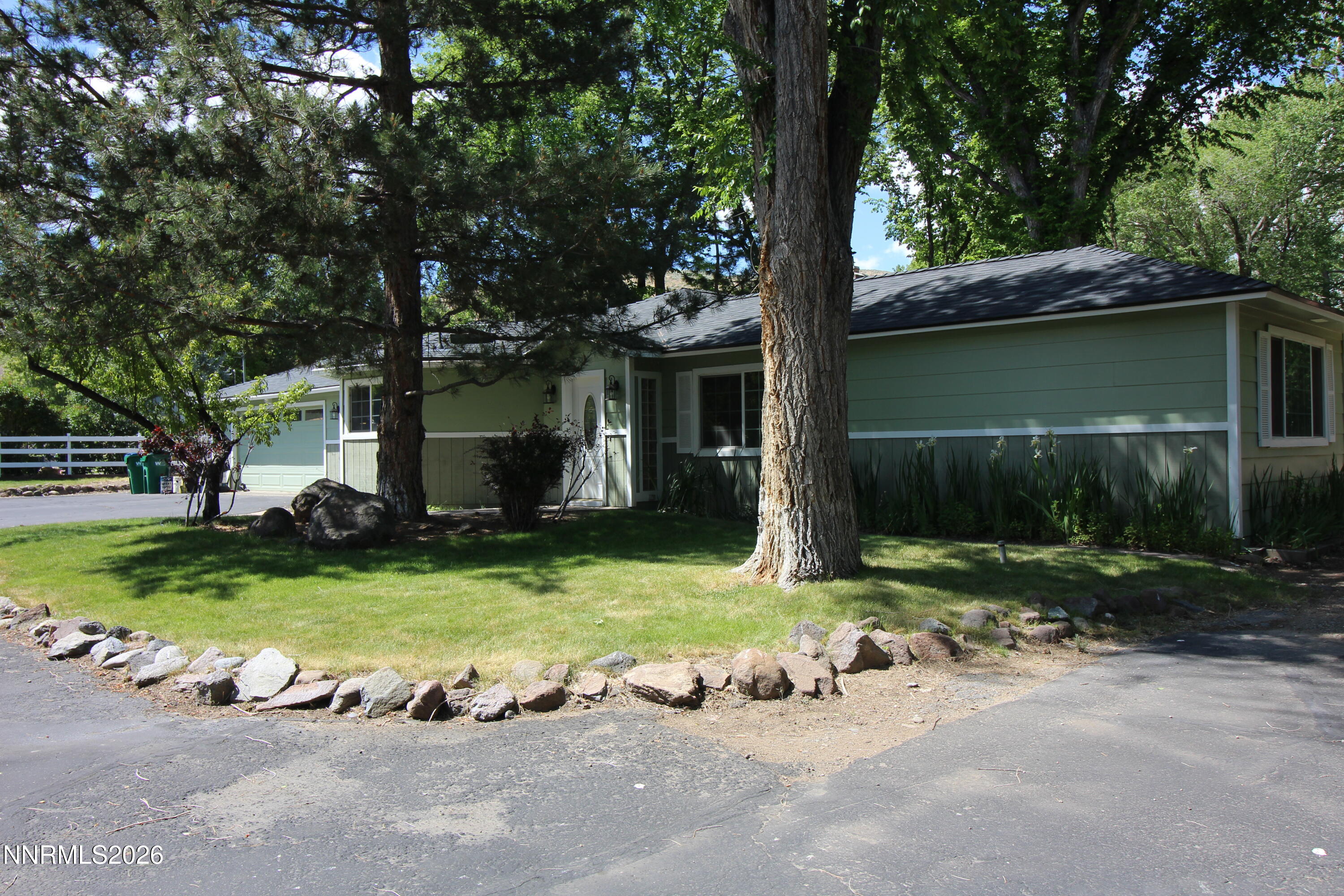120 Andrew Lane Reno, NV 89521 - Photo 5 of 59 Fonrt yard