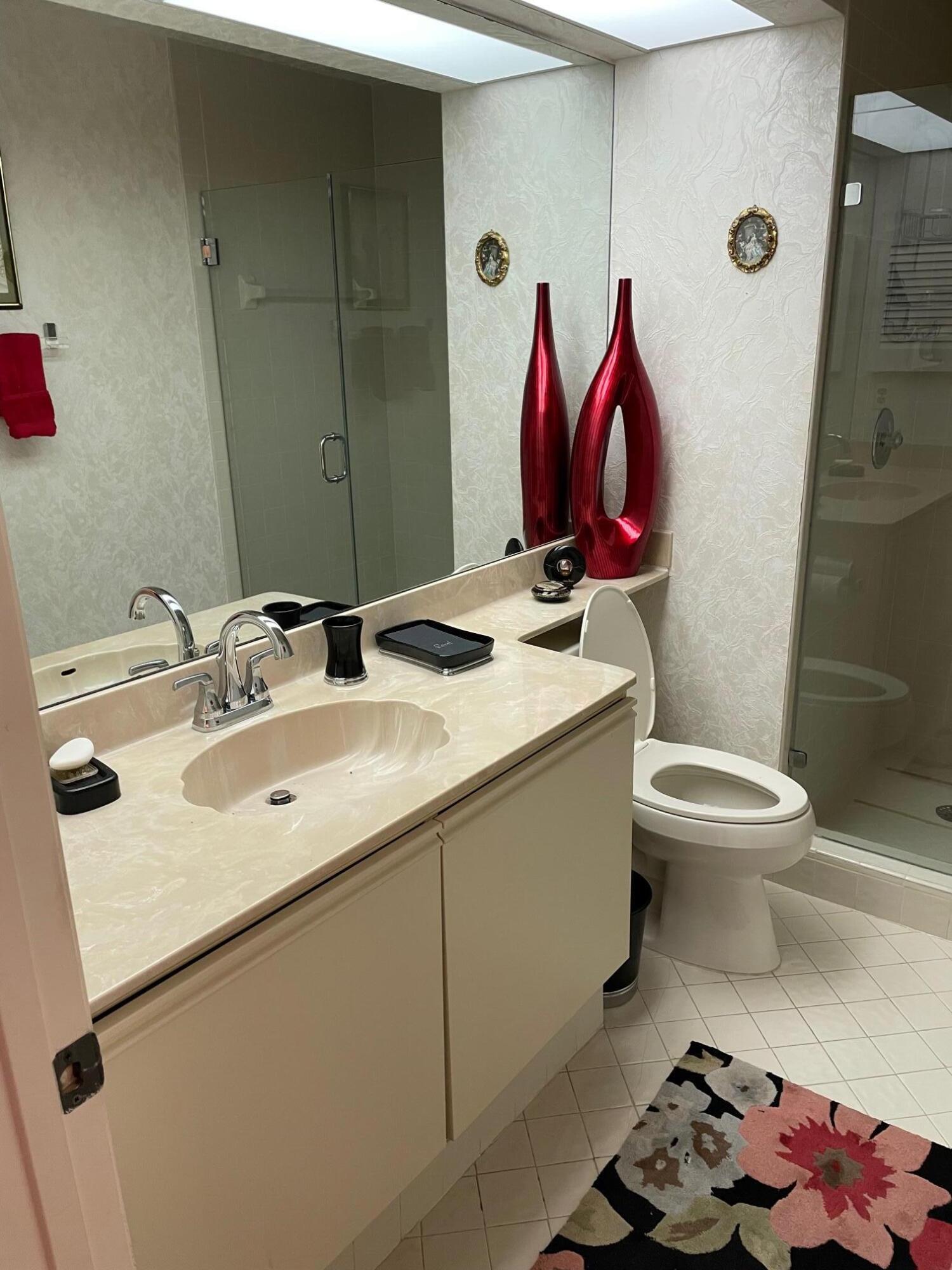 7472 La Paz Boulevard, Unit 205 Boca Raton, FL 33433 - Photo 14 of 14 2nd bathroom
