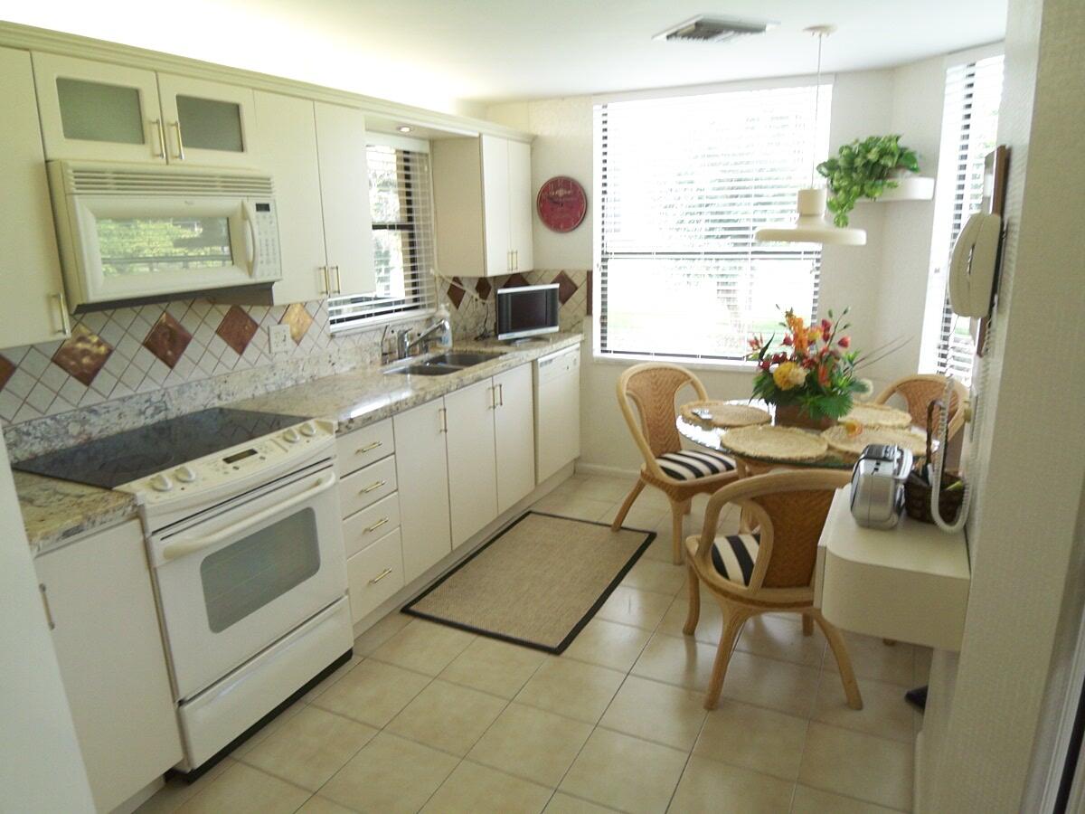 7472 La Paz Boulevard, Unit 205 Boca Raton, FL 33433 - Photo 6 of 14 kitchen