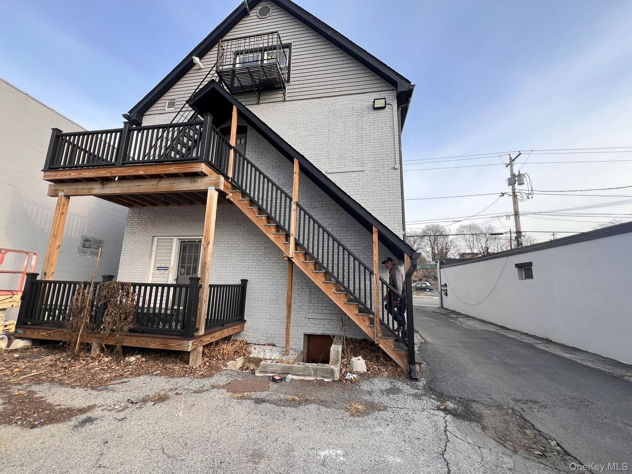 824 Main Street, Unit 2R Poughkeepsie, NY 12603 - Photo 7 of 8 Back of the apartment with parking.