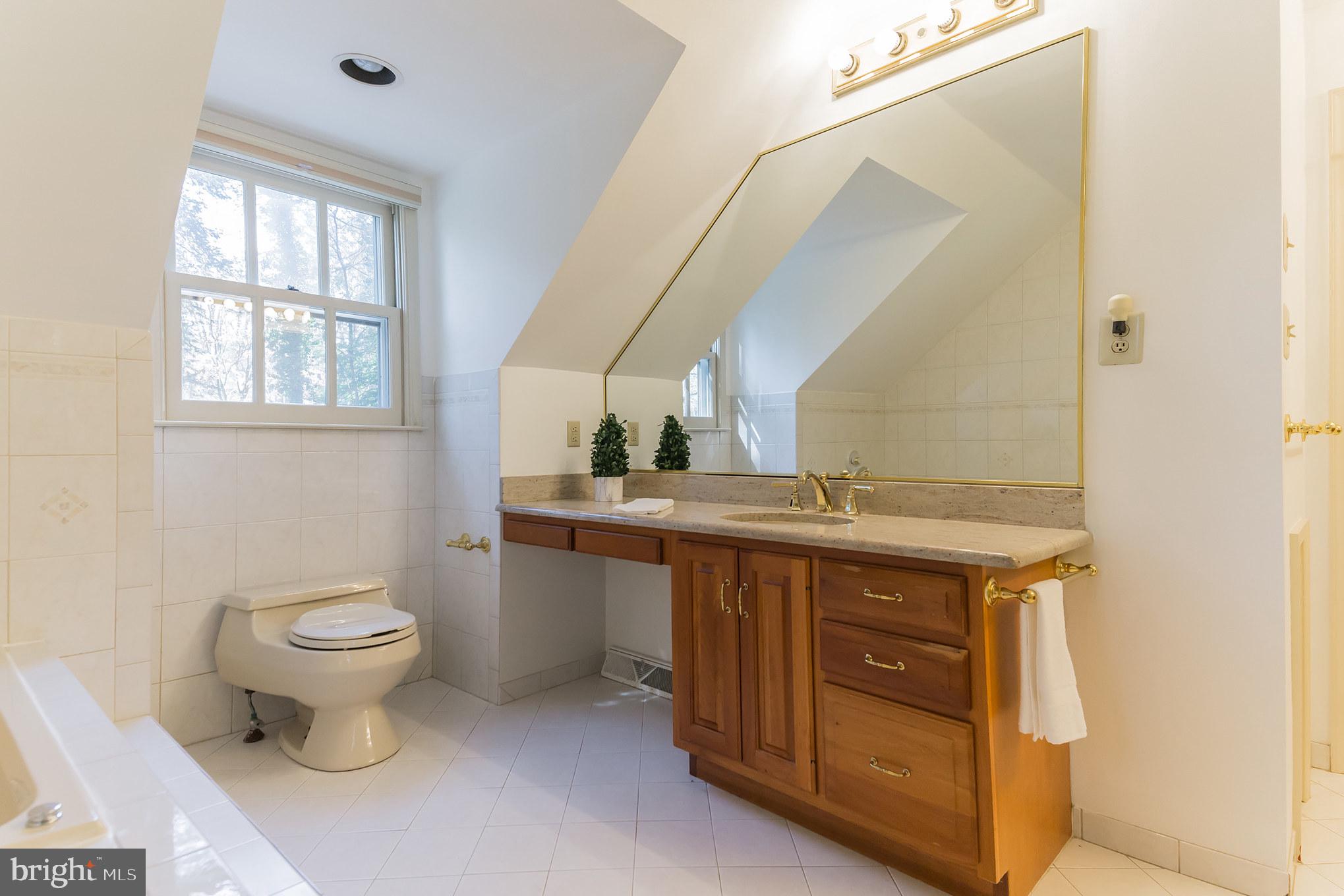 19 Brookside Road Wallingford, PA 19086 - Photo 11 of 21 Master Bathroom w/2 vanities, tub, dressing rm