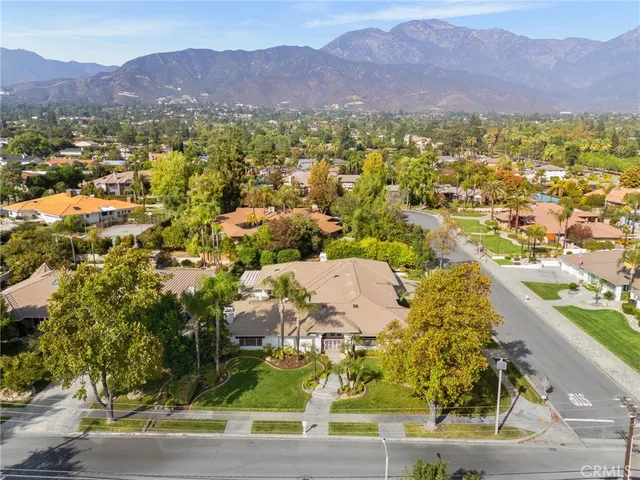 a view of multiple houses with a yard