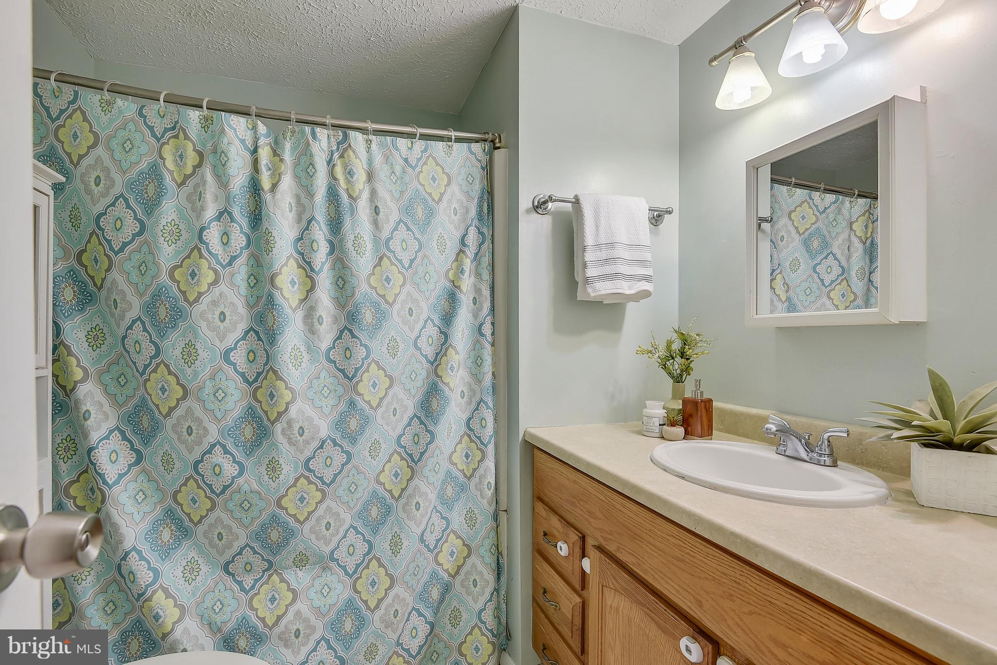 414 Rock Lodge Road Gaithersburg, MD 20877 - Photo 22 of 30 Upper Level - Bathroom
