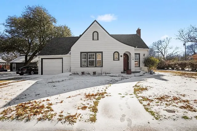 $260,000 | 605 West Crockett Street, Ennis, TX 75119