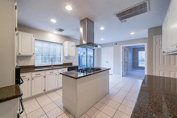 $3,200 | 75 Breezy Point Place, The Woodlands, TX 77381