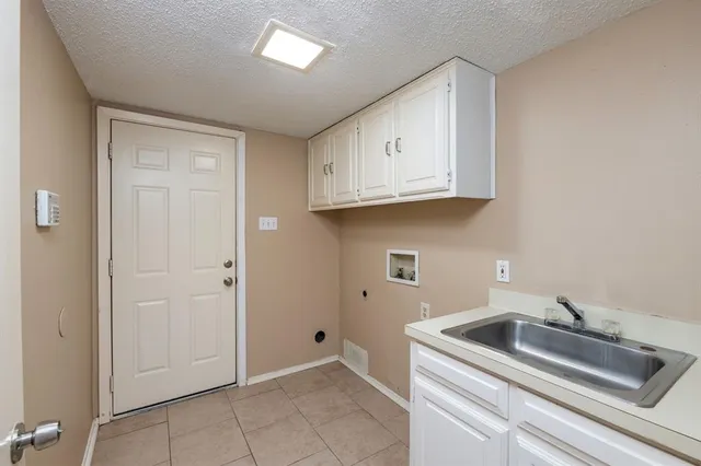 a view of utility room