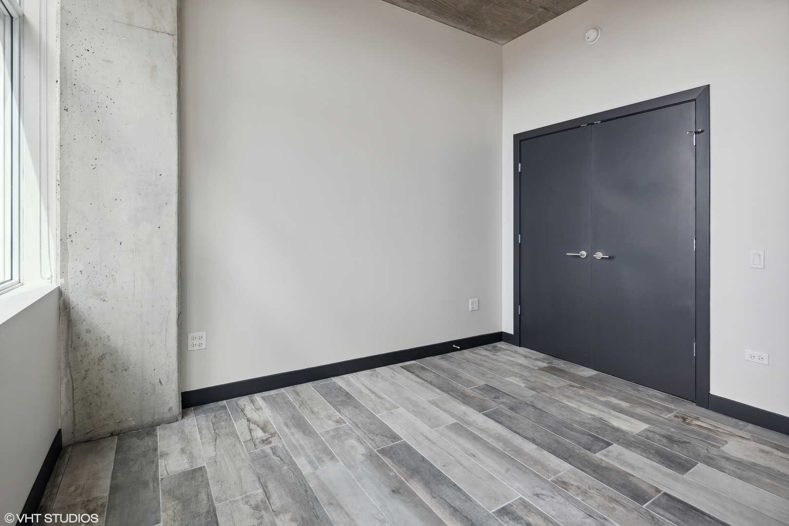 171 North Aberdeen Street, Unit 903 Chicago, IL 60607 - Photo 9 of 15 a view of an empty room with wooden floor and a window