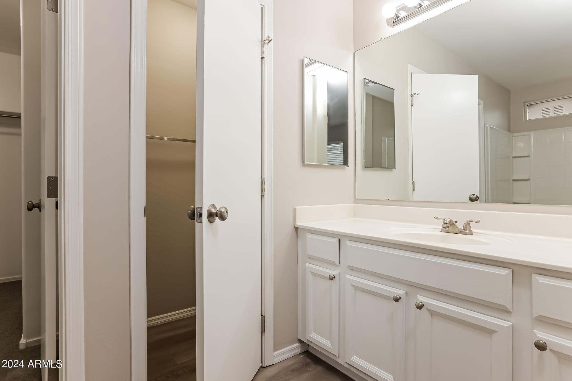 4209 West Maldonado Road Phoenix, AZ 85041 - Photo 17 of 27 018-photo-main-bathroom-13630287