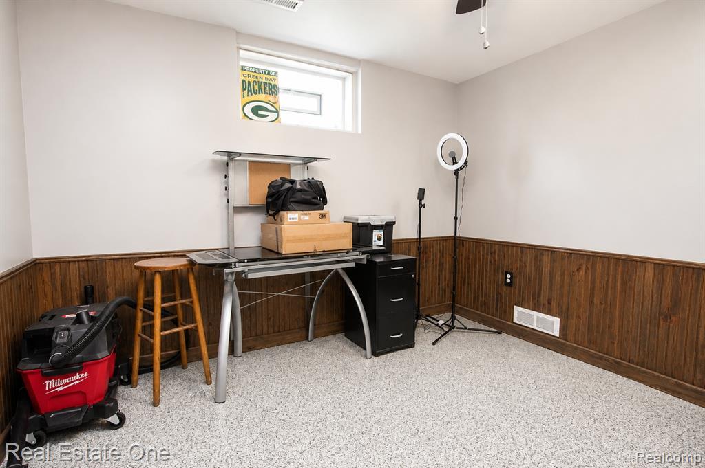1325 South Hospital Road Waterford, MI 48327 - Photo 27 of 54
