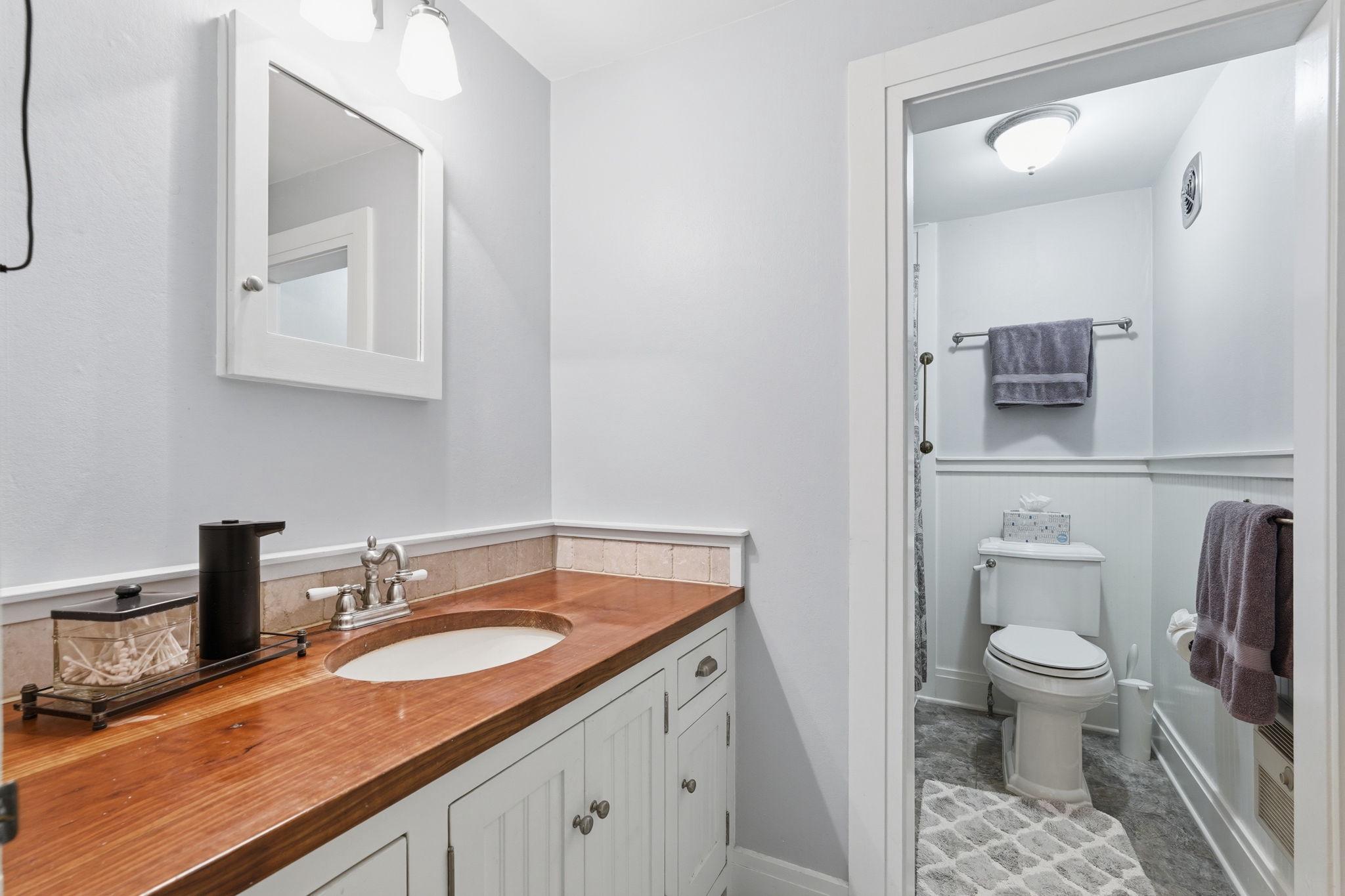 38863 Ridge Court Hamilton, VA 20158 - Photo 45 of 90 Upper Level hall bath
