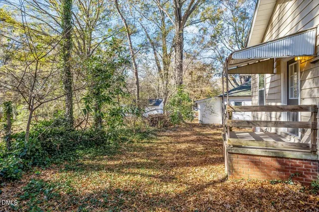 a view of a backyard