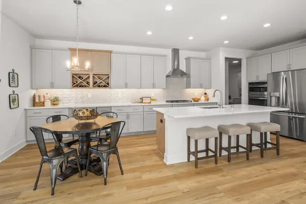 $669,900 | N28-w25285 Pkwy Rdg Circle, Unit C, Pewaukee, WI 53072