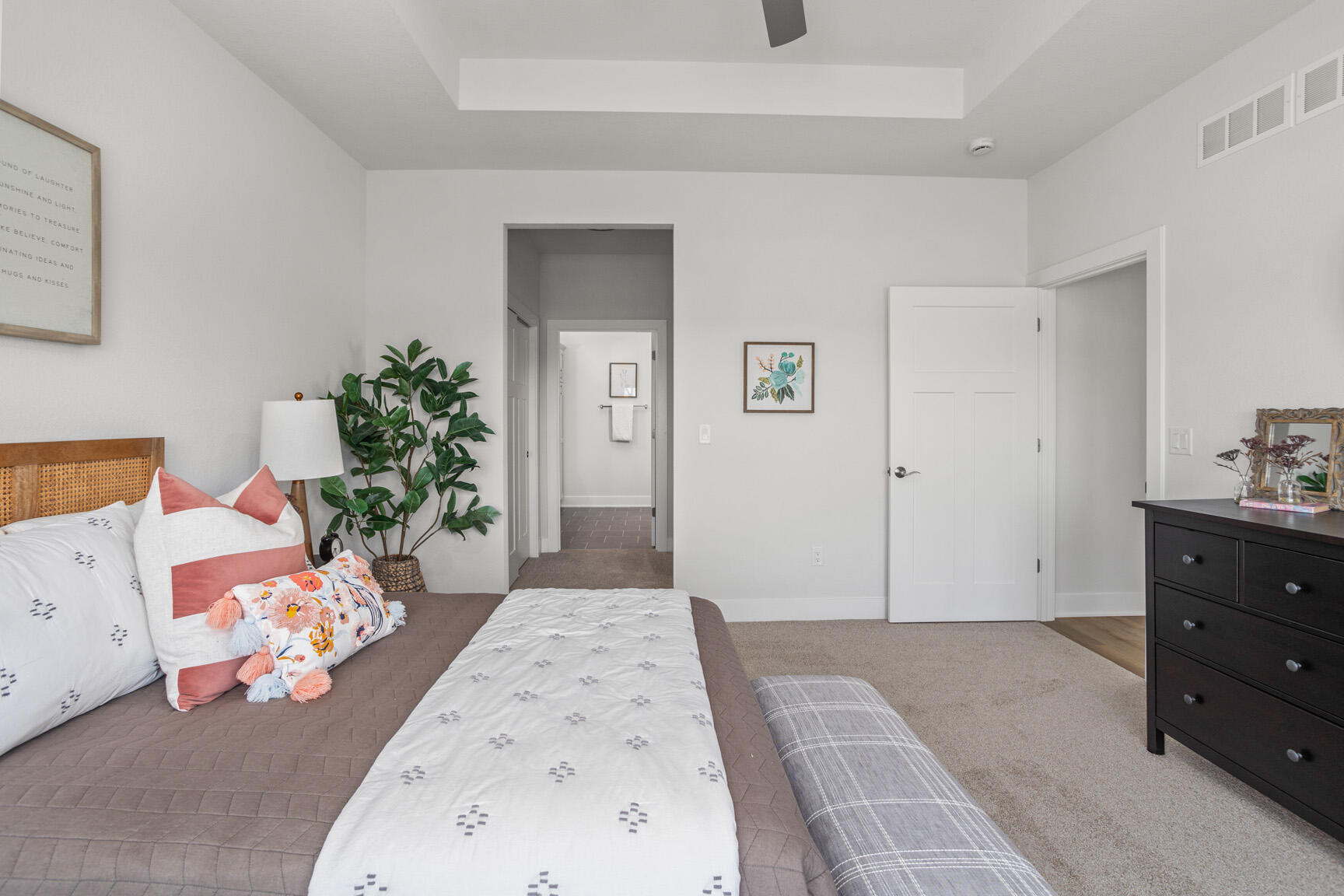 N28-w25285 Pkwy Rdg Circle, Unit C Pewaukee, WI 53072 - Photo 13 of 41 Primary Bedroom into Private Bath