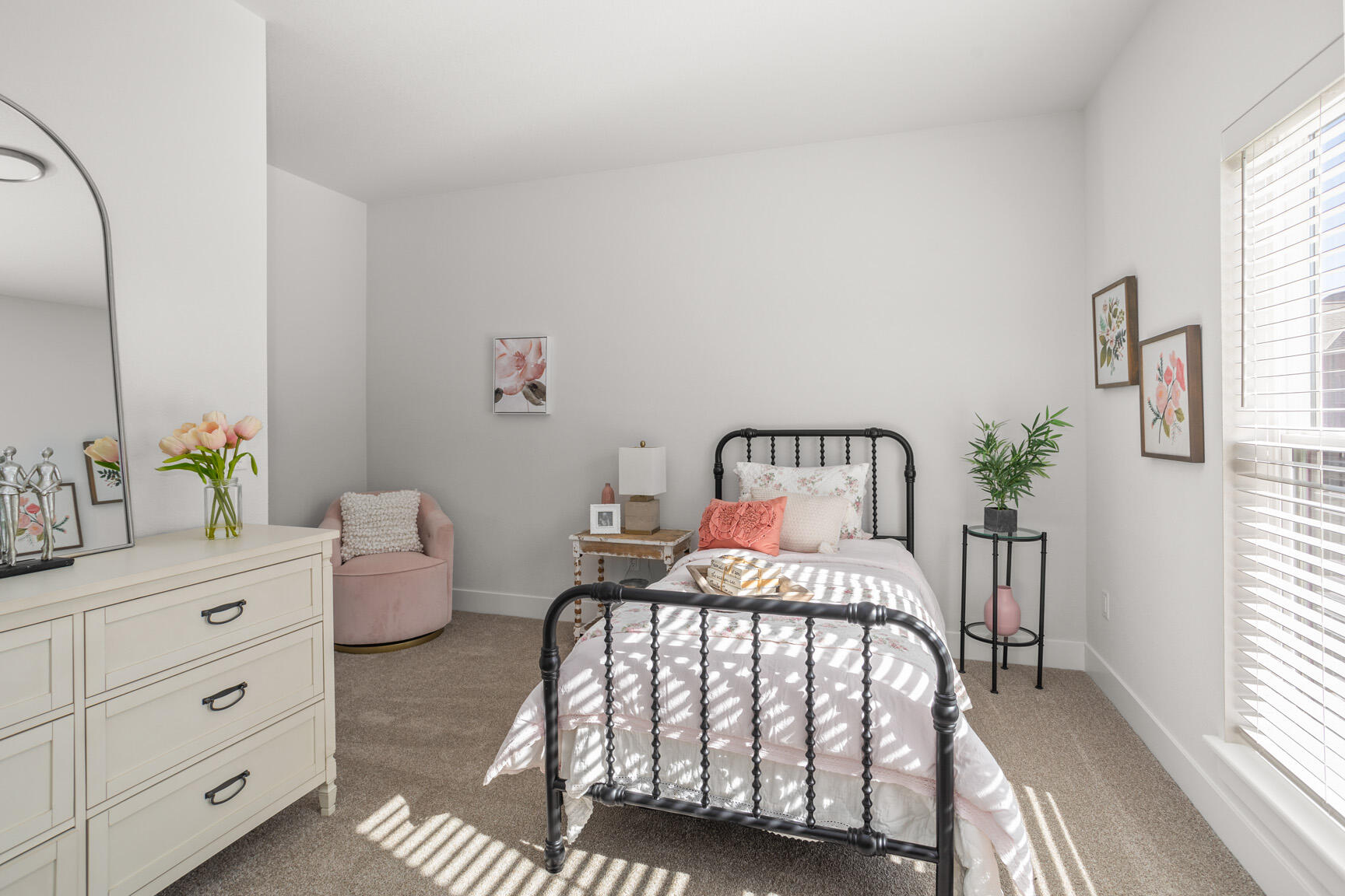 N28-w25285 Pkwy Rdg Circle, Unit C Pewaukee, WI 53072 - Photo 17 of 41 Another View of Bedroom # 2