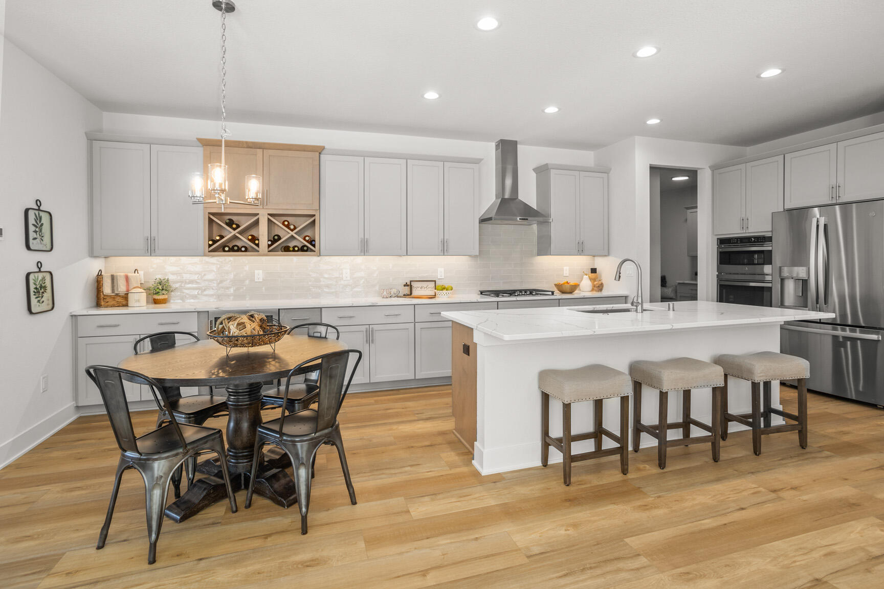 N28-w25285 Pkwy Rdg Circle, Unit C Pewaukee, WI 53072 - Photo 4 of 41 Plenty of Cabinet & Counter Space