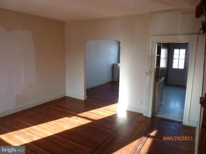 16 North Tremont Road Baltimore, MD 21229 - Photo 1 of 19 Living Room