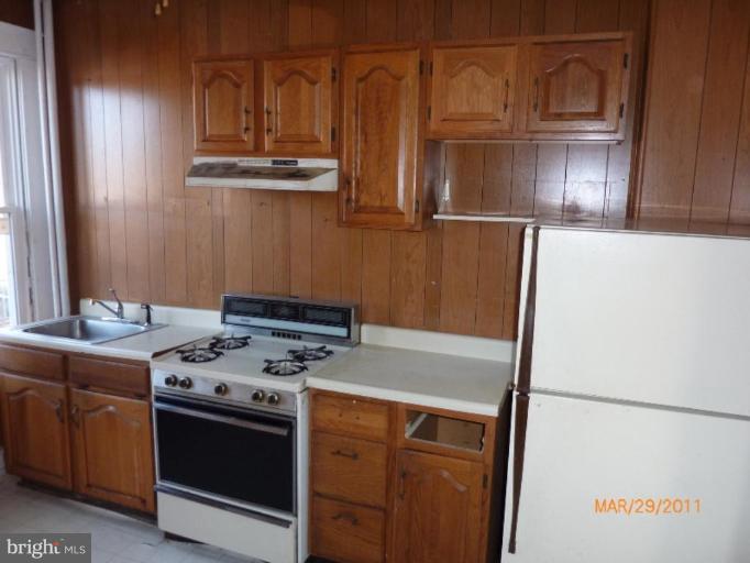 16 North Tremont Road Baltimore, MD 21229 - Photo 3 of 19 Kitchen