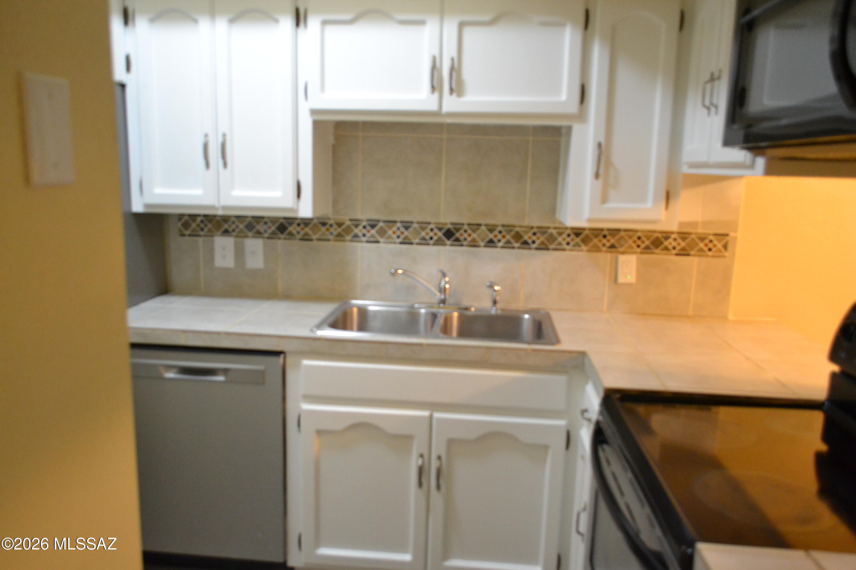 1200 East River Road, Unit D47 Tucson, AZ 85718 - Photo 8 of 13 a bathroom with a sink and a mirror