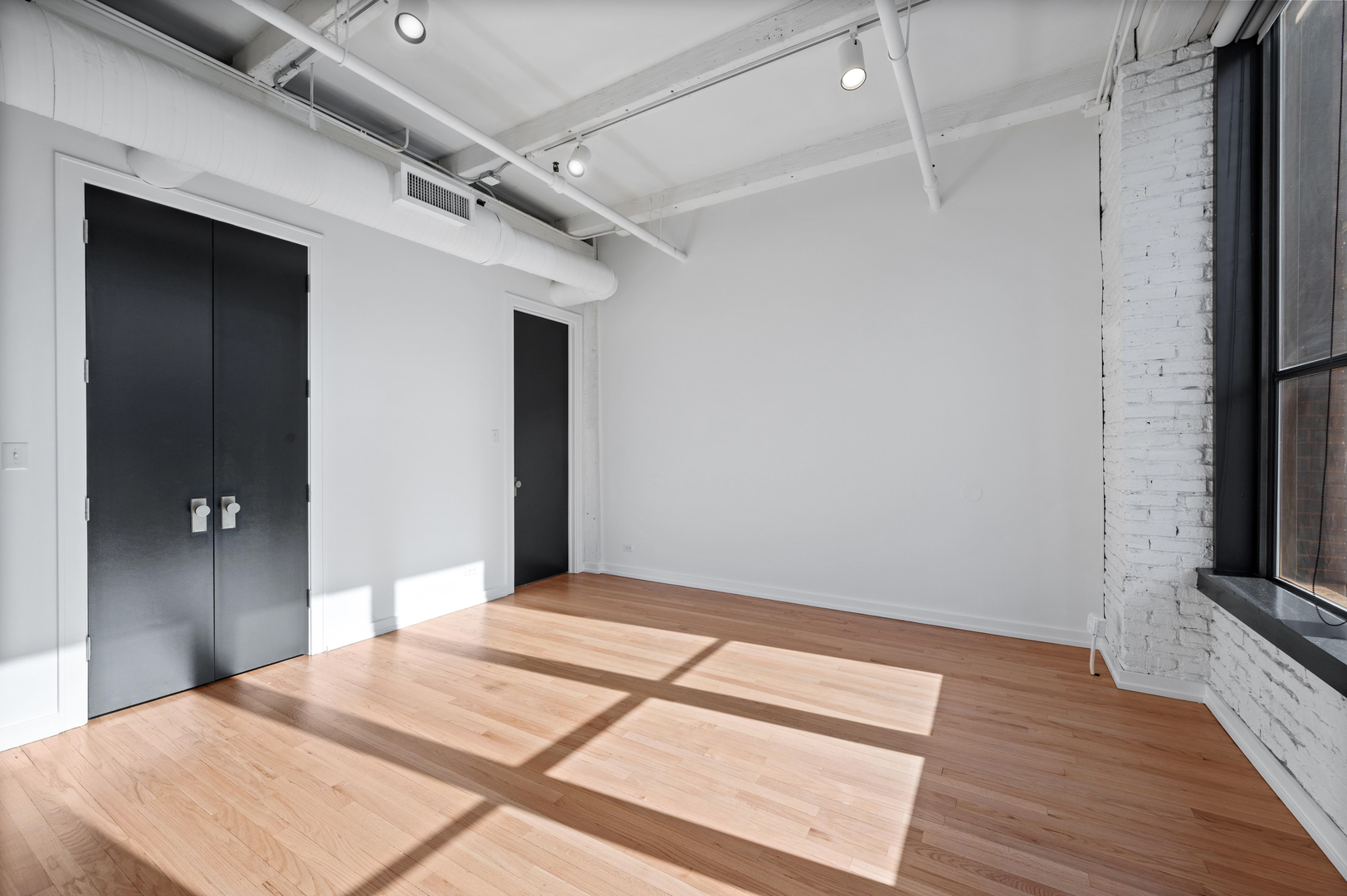 900 West Jackson Boulevard, Unit 3W Chicago, IL 60607 - Photo 23 of 38 a bedroom with a bed and a flat tv screen