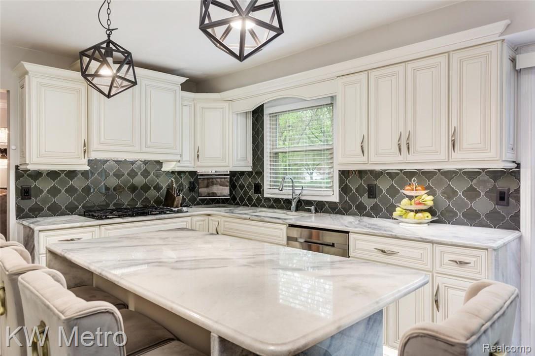801 Bridgestone Drive Rochester, MI 48309 - Photo 7 of 29 Amazing Kitchen.jpg