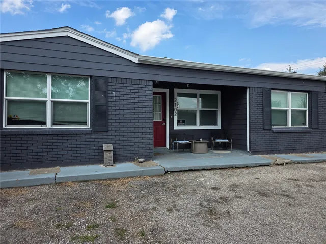 a view of a house with backyard