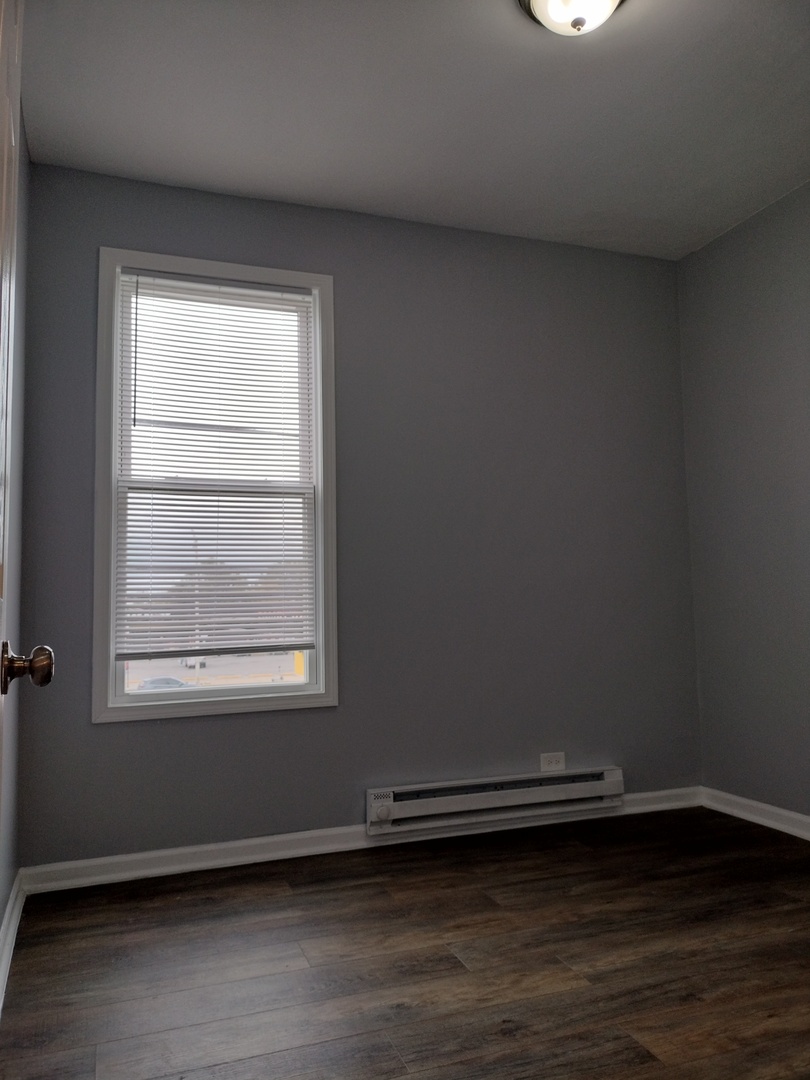 6601 South Green Street, Unit 8172 Chicago, IL 60621 - Photo 6 of 8 an empty room with a window