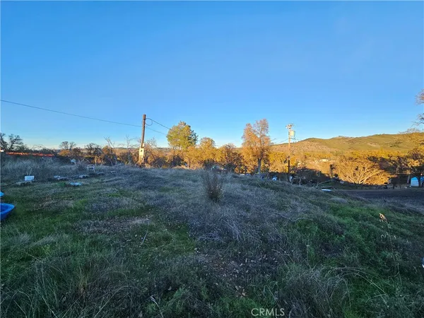 a view of an mountain and outdoor space