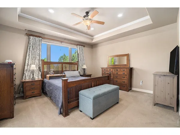 a view of a livingroom with furniture and a ceiling fan