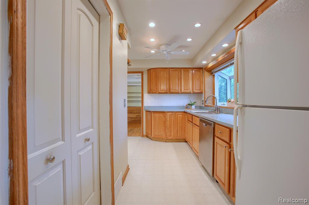 5250 Chicago Road Warren, MI 48092 - Photo 15 of 31