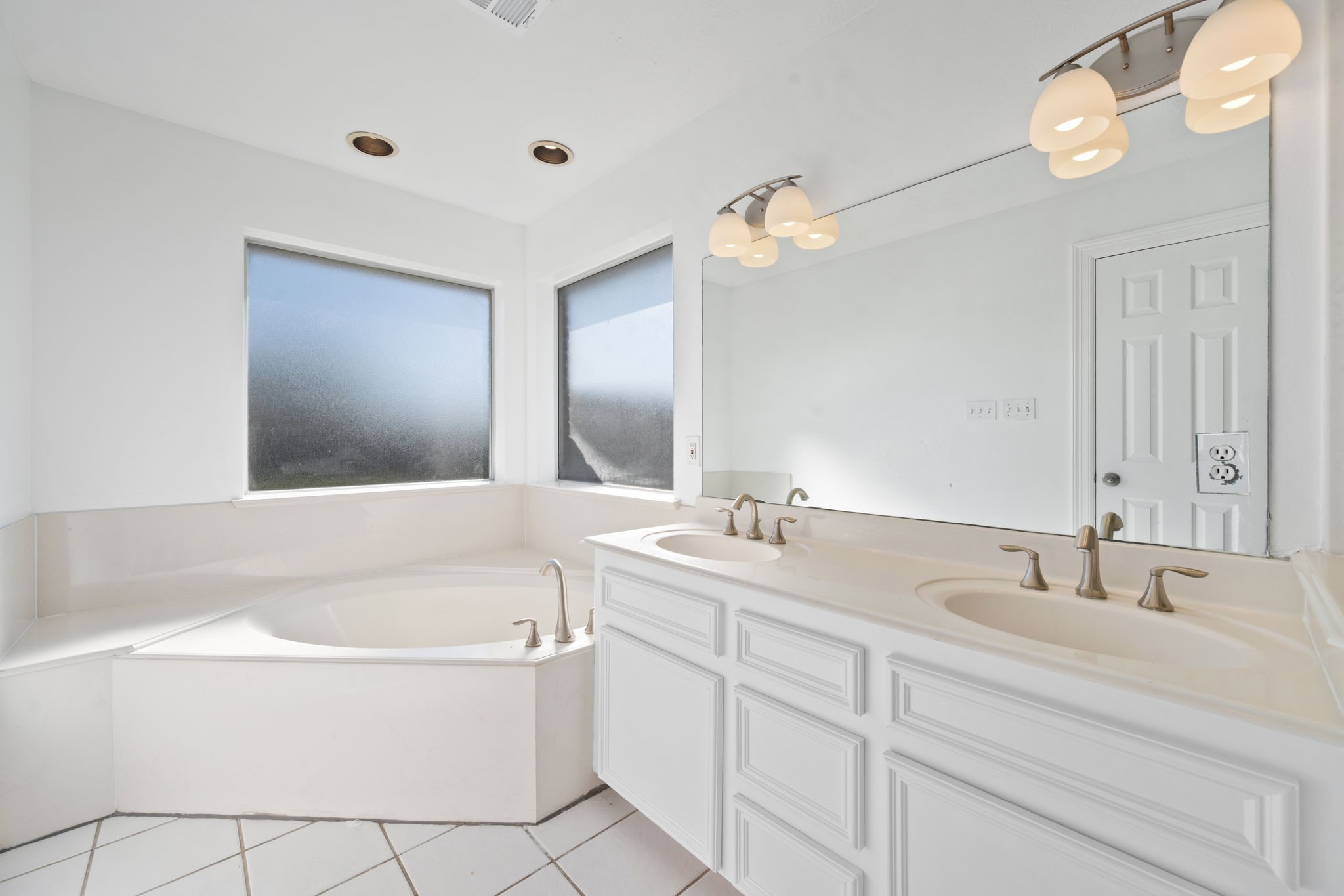 7302 Maple Lane Baytown, TX 77521 - Photo 14 of 24 Garden Soaking Tub