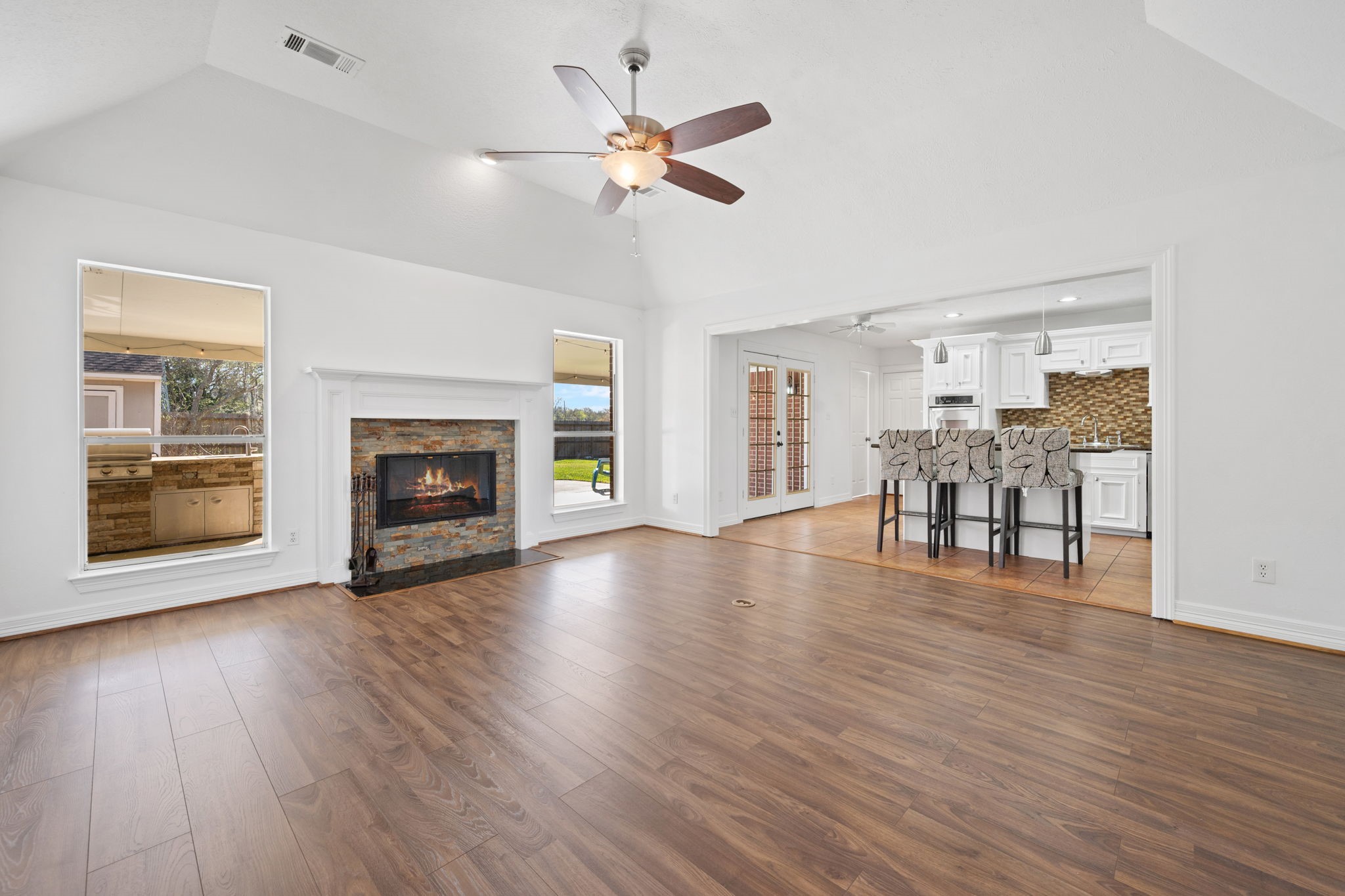 7302 Maple Lane Baytown, TX 77521 - Photo 4 of 24 Spacious Family Room