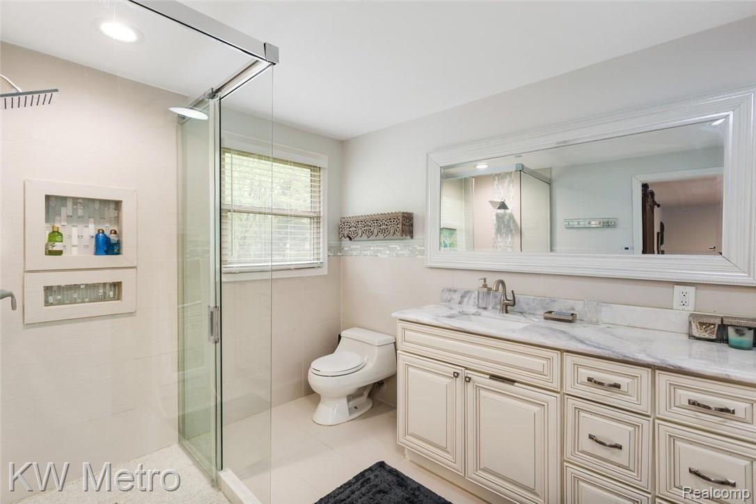 801 Bridgestone Drive Rochester, MI 48309 - Photo 18 of 29 Spa Like Master Bathroom