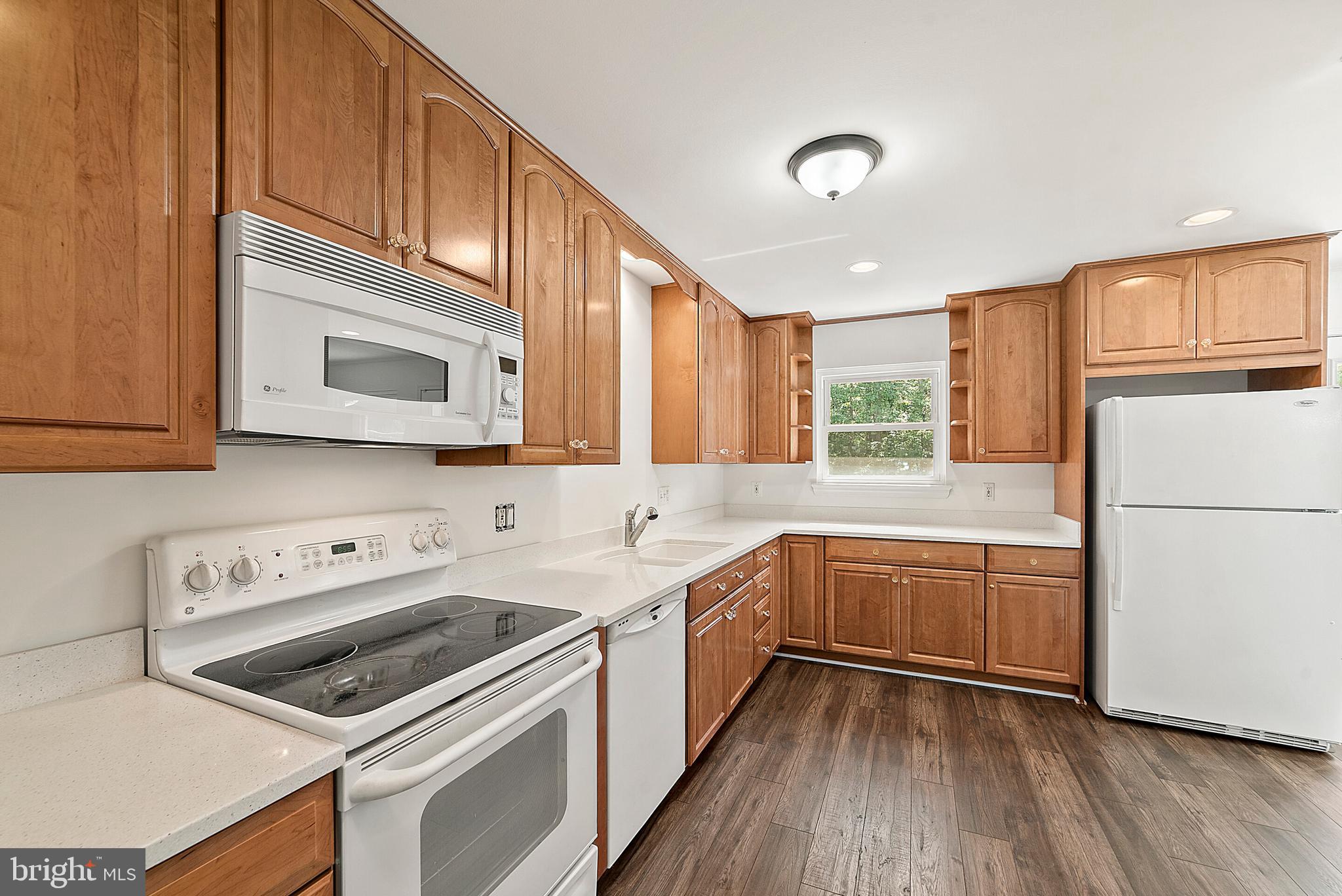 6008 Roxbury Avenue Springfield, VA 22152 - Photo 6 of 35