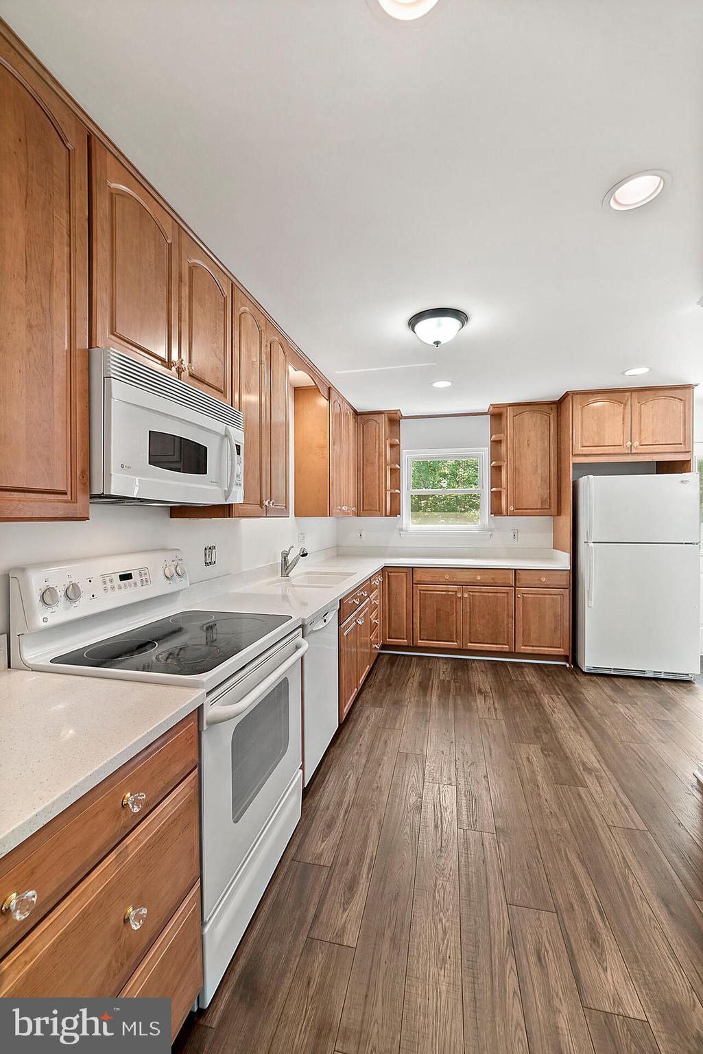 6008 Roxbury Avenue Springfield, VA 22152 - Photo 7 of 35