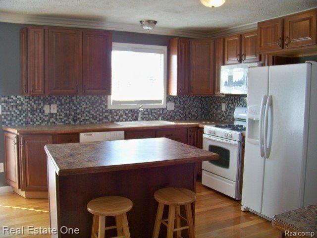 8177 Denton Hill Road Fenton, MI 48430 - Photo 5 of 25 Center Isle