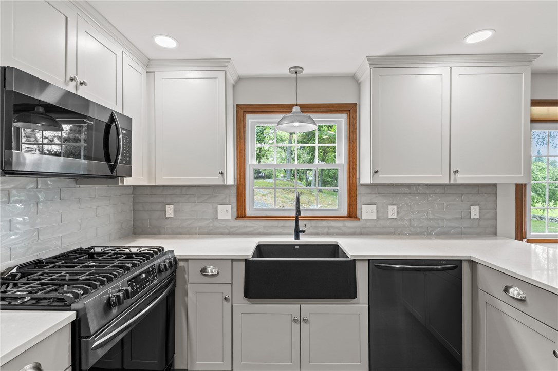 157 Tara Lane Woonsocket, RI 02895 - Photo 3 of 33