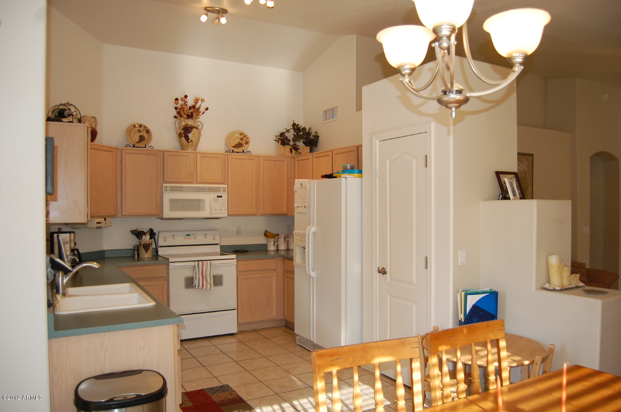 207 West Del Rio Street Gilbert, AZ 85233 - Photo 5 of 16 Spacious Kitchen