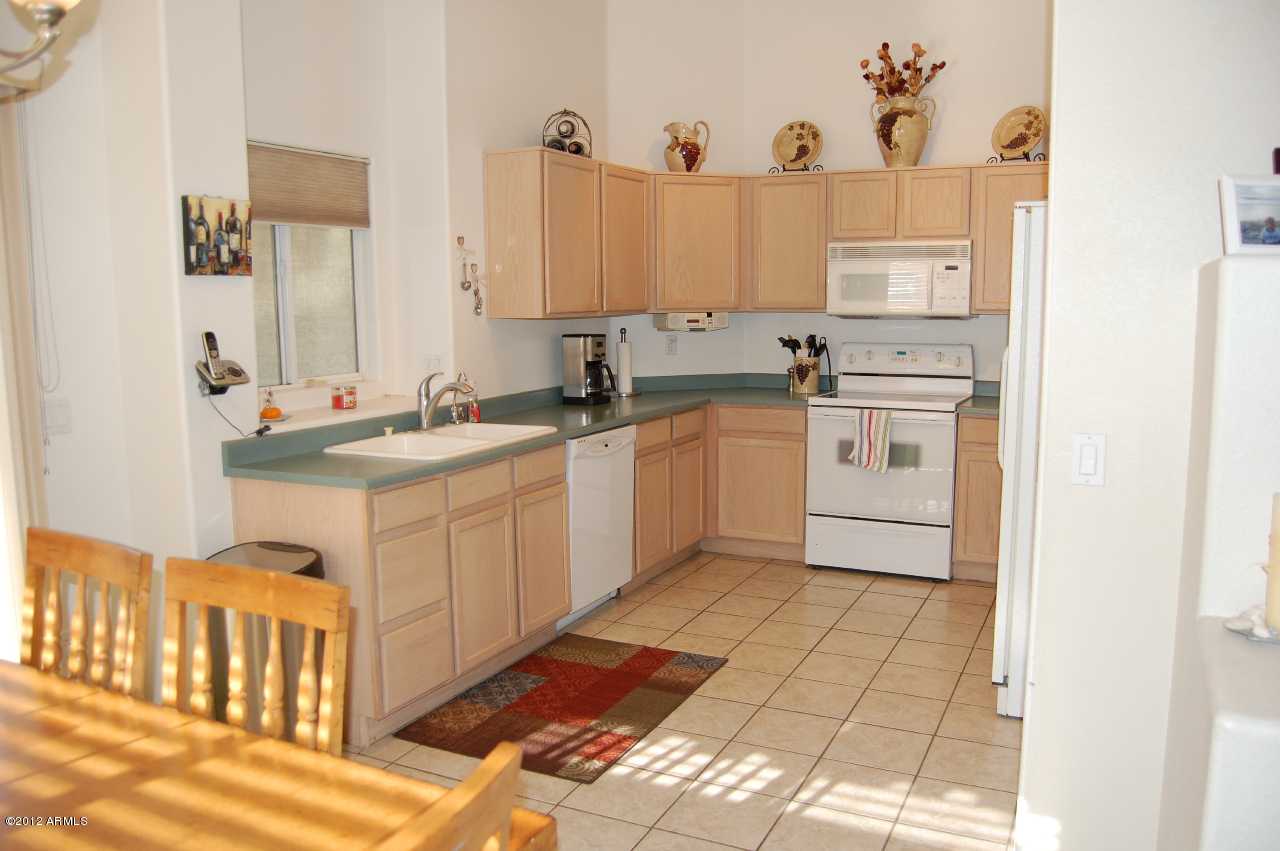 207 West Del Rio Street Gilbert, AZ 85233 - Photo 6 of 16 Spacious Kitchen