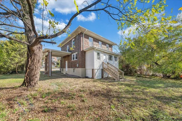 a black and white photo of a picture