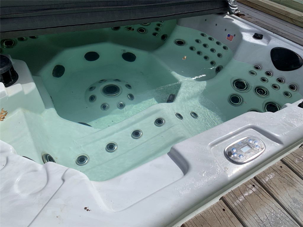 1713 Aztec Kingsland, TX 78639 - Photo 12 of 12 a view of a tub