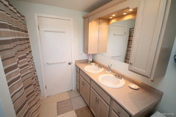 47826 Tilch Road Macomb, MI 48044 - Photo 14 of 23 Upstairs Bath