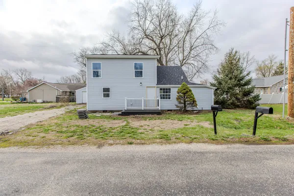 $225,000 | 305 East Chestnut Street, Hudson, IL 61748