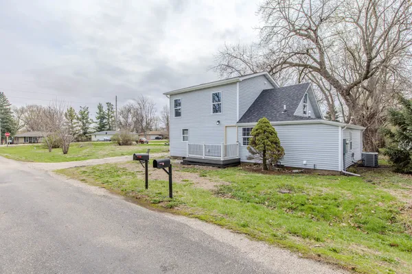$225,000 | 305 East Chestnut Street, Hudson, IL 61748
