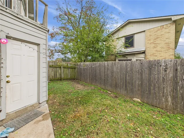 a view of a backyard