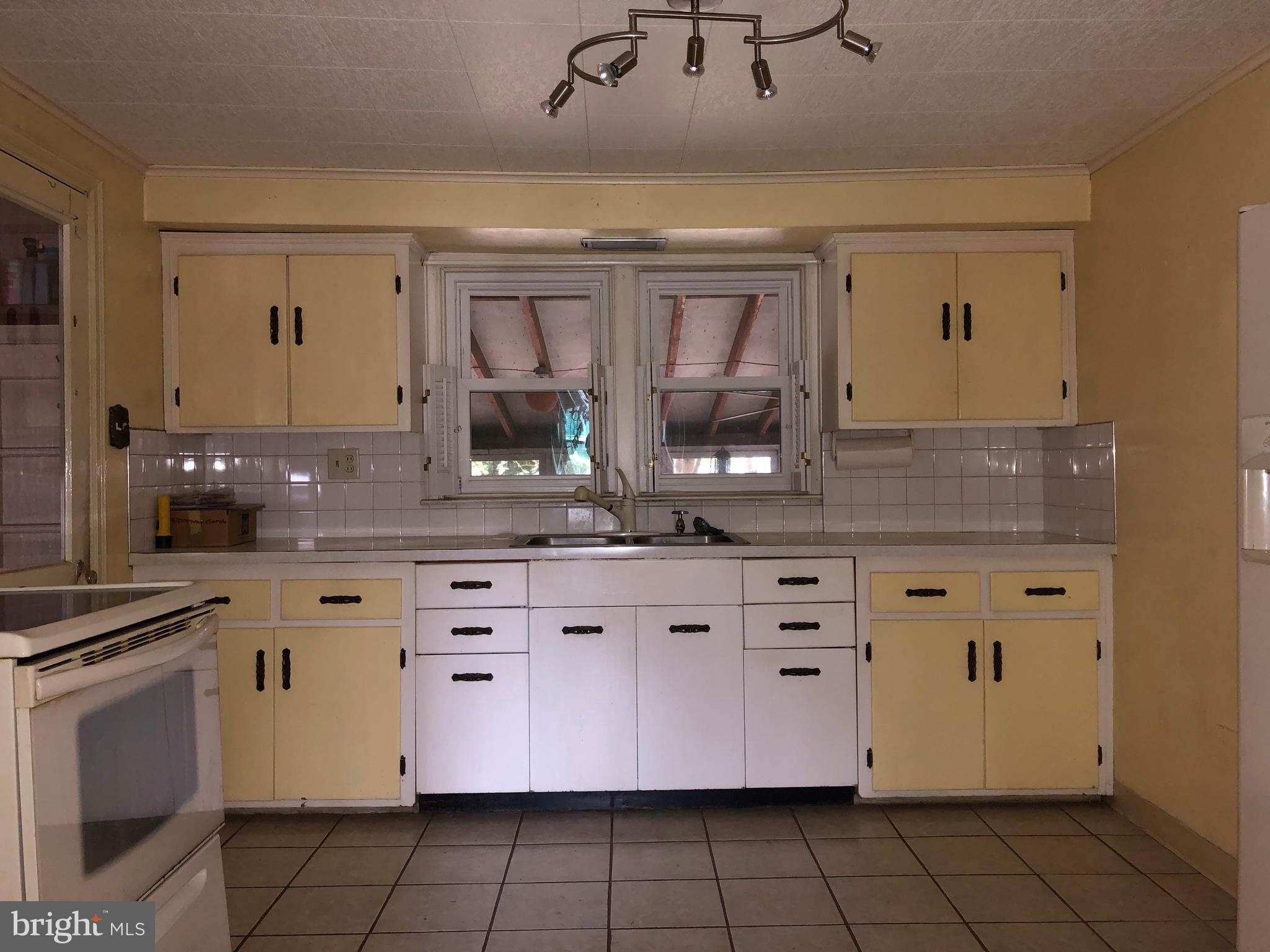 2122 Bernville Road Reading, PA 19601 - Photo 7 of 17