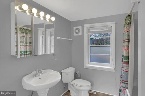 6076 Linglestown Road Harrisburg, PA 17112 - Photo 13 of 16 1st floor bath